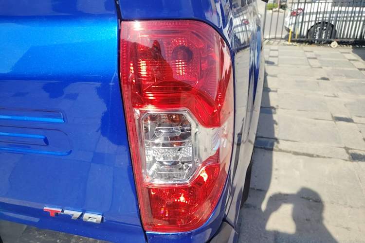 Used SAIC MAXUS T70 2021 2.0T Diesel Automatic Two-Wheel Drive Elite Version with Long Bed and High Ground Clearance Right Rear Taillight