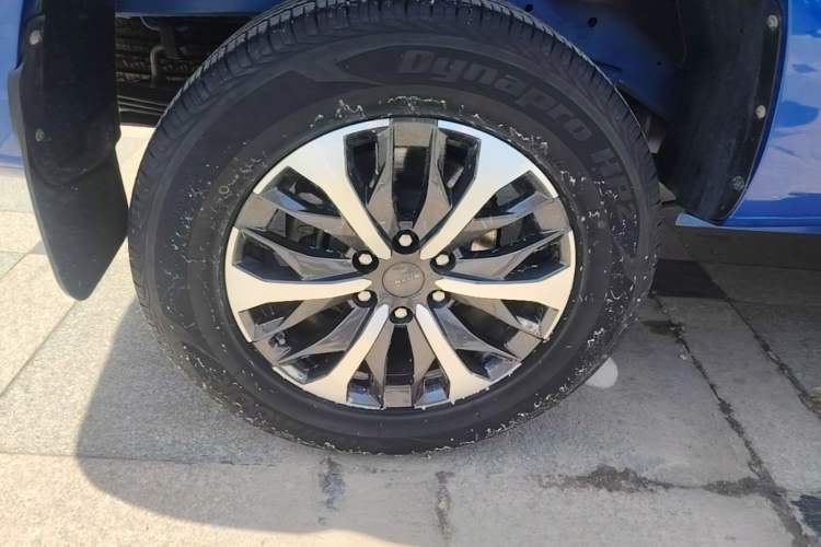 Used SAIC MAXUS T70 2021 2.0T Diesel Automatic Two-Wheel Drive Elite Version with Long Bed and High Ground Clearance Right Rear Wheel Hub