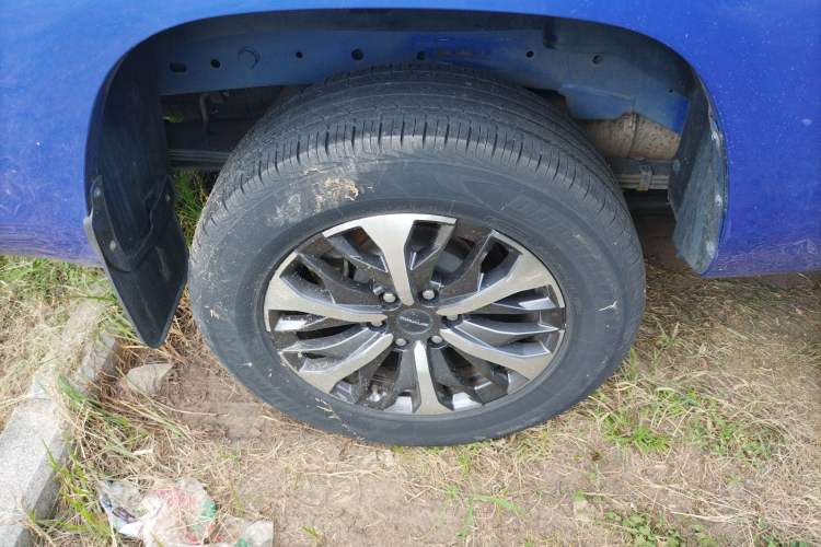Used SAIC MAXUS T70 2021 2.0T Diesel Automatic Two-Wheel Drive Elite Version with Long Bed and High Ground Clearance Right Rear Wheel Hub