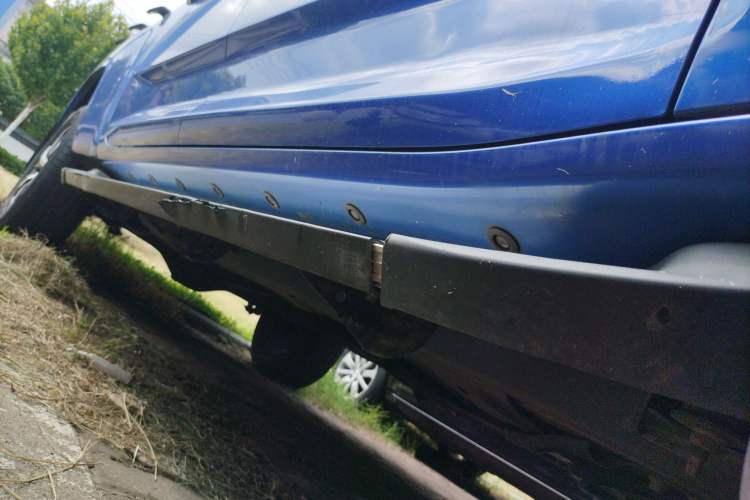Used SAIC MAXUS T70 2021 2.0T Diesel Automatic Two-Wheel Drive Elite Version with Long Bed and High Ground Clearance Right Side Sill