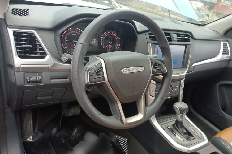 Used SAIC MAXUS T70 2021 2.0T Diesel Automatic Two-Wheel Drive Elite Version with Long Bed and High Ground Clearance Steering Wheel