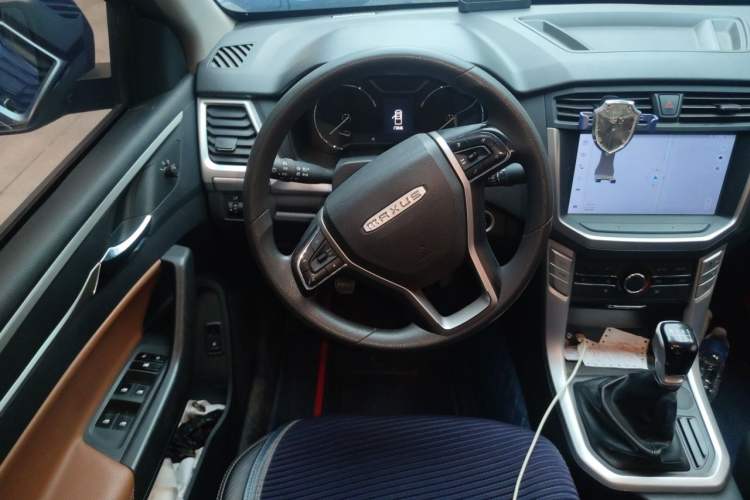 Used SAIC MAXUS T70 2021 2.0T Diesel Manual Two-Wheel-Drive Elite Version with Long Bed and High Ground Clearance Steering Wheel