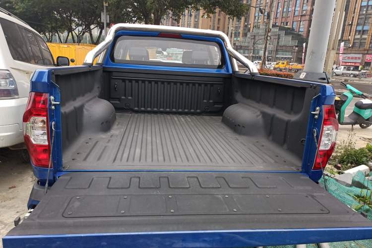 Used SAIC MAXUS T70 2021 2.0T Diesel Automatic Two-Wheel Drive Elite Version with Long Bed and High Ground Clearance Trunk