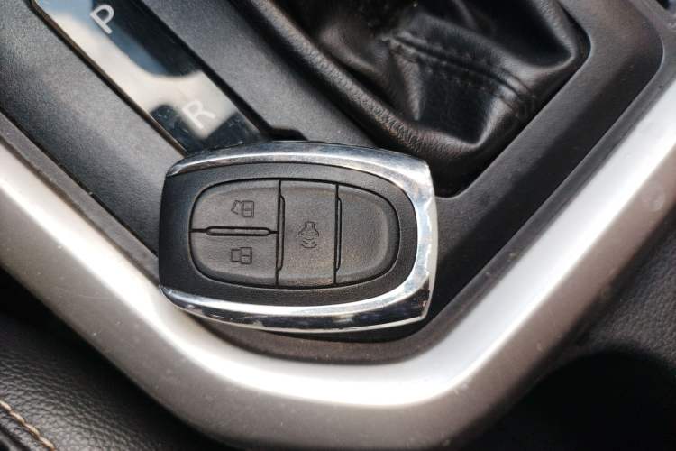 Used SAIC MAXUS T70 2021 2.0T Diesel Automatic Two-Wheel Drive Elite Version with Long Bed and High Ground Clearance Vehicle Key