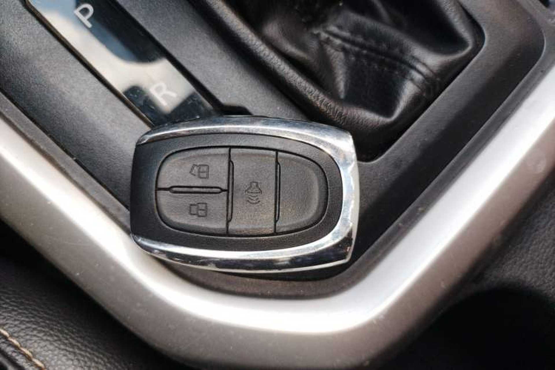 Used SAIC MAXUS T70 2021 2.0T Diesel Automatic Two-Wheel Drive Elite Version with Long Bed and High Ground Clearance Vehicle Key