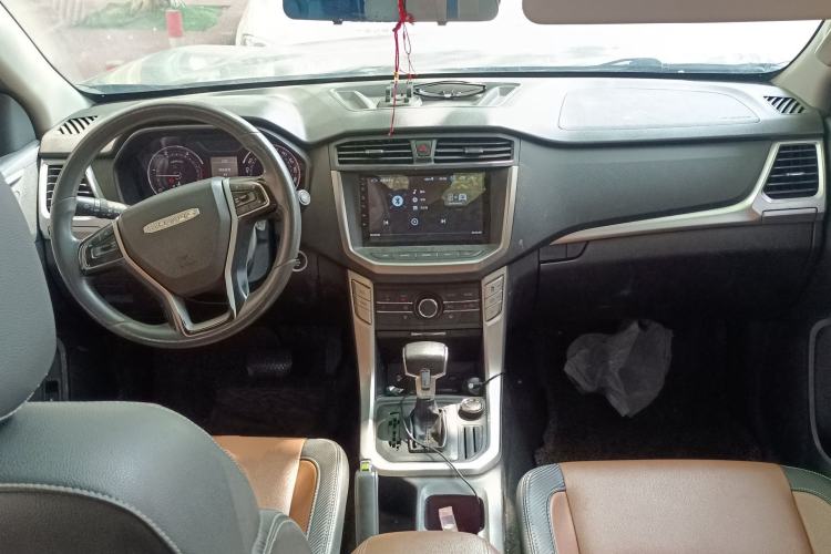 Used SAIC MAXUS T70 2021 2.0T Diesel Automatic 4x4 Elite Version with Long Bed and High Ground Clearance Center Console