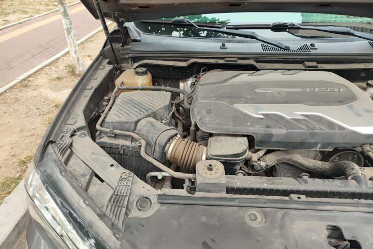 Used SAIC MAXUS T70 2021 2.0T Diesel Automatic Two-Wheel Drive Elite Version with Long Bed and High Ground Clearance Engine Bay Right