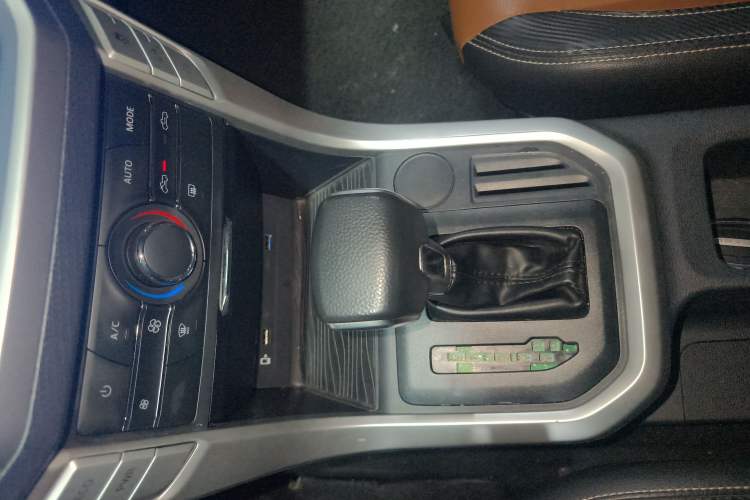Used SAIC MAXUS T70 2021 2.0T Diesel Automatic Two-Wheel Drive Elite Version with Long Bed and High Ground Clearance Gear Lever