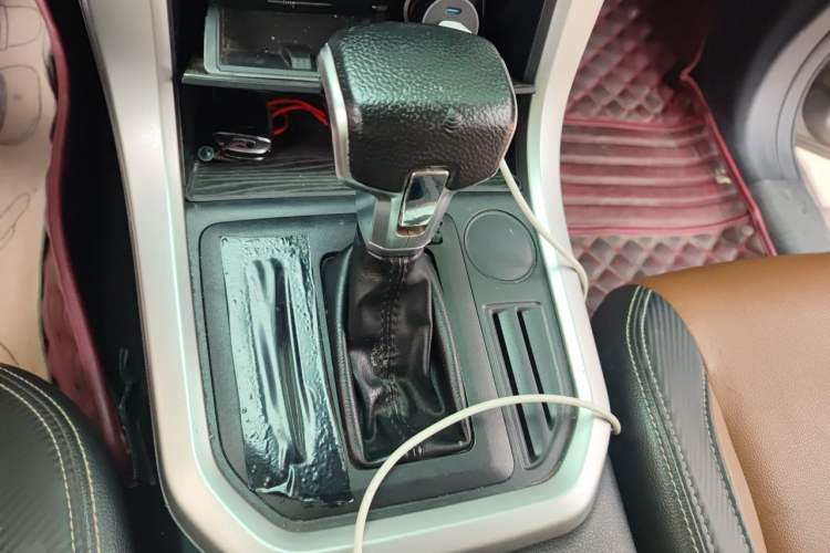Used SAIC MAXUS T70 2021 2.0T Diesel Automatic Two-Wheel Drive Elite Version with Long Bed and High Ground Clearance Gear Lever