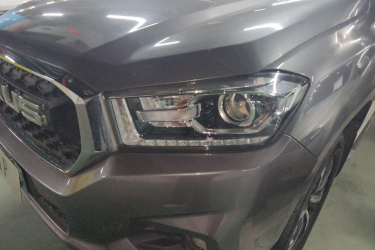 Used SAIC MAXUS T70 2021 2.0T Diesel Automatic Two-Wheel Drive Elite Version with Long Bed and High Ground Clearance Left Front Headlight