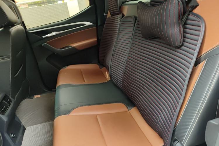 Used SAIC MAXUS T70 2021 2.0T Diesel Automatic Two-Wheel Drive Elite Version with Long Bed and High Ground Clearance Left Rear Seat