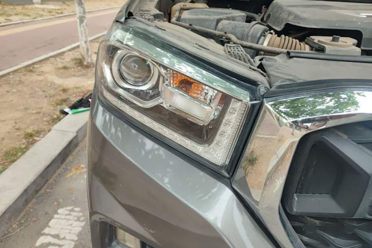 Used SAIC MAXUS T70 2021 2.0T Diesel Automatic Two-Wheel Drive Elite Version with Long Bed and High Ground Clearance Right Front Headlight