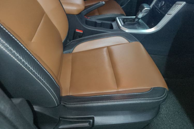 Used SAIC MAXUS T70 2021 2.0T Diesel Automatic Two-Wheel Drive Elite Version with Long Bed and High Ground Clearance Right Front Seat