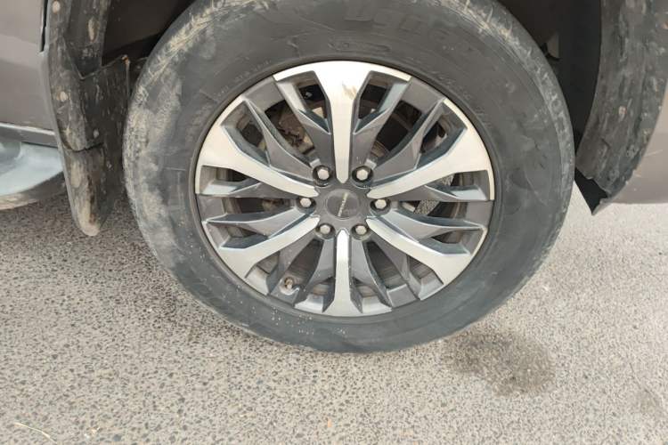 Used SAIC MAXUS T70 2021 2.0T Diesel Automatic Two-Wheel Drive Elite Version with Long Bed and High Ground Clearance Right Front Wheel Hub