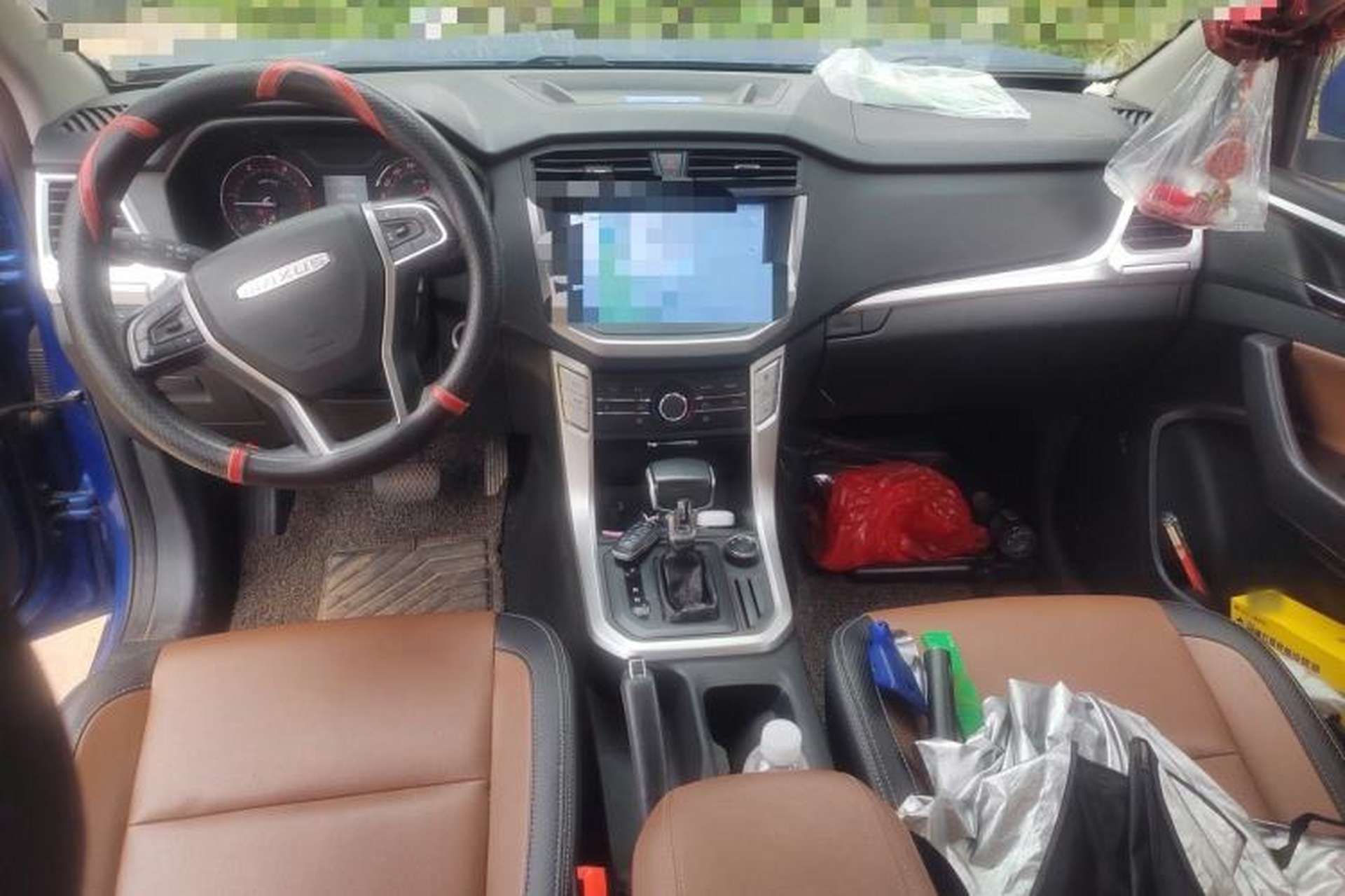Used SAIC MAXUS T70 2021 2.0T Diesel Automatic 4x4 Elite Version with Long Bed and High Ground Clearance Center Console