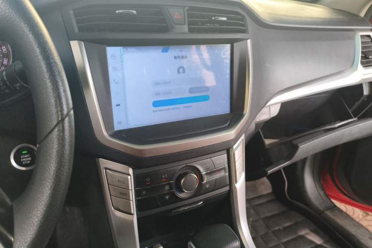 Used SAIC MAXUS T70 2021 2.0T Diesel Automatic Two-Wheel Drive Elite Version with Long Bed and High Ground Clearance Audio And AC Panel