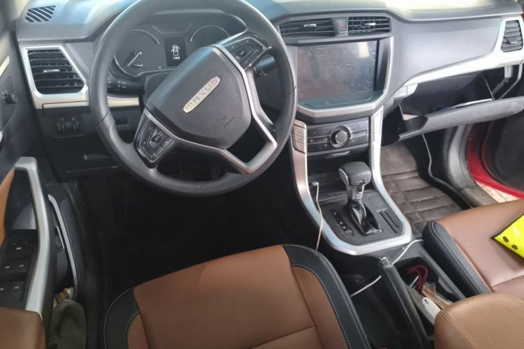 Used SAIC MAXUS T70 2021 2.0T Diesel Automatic Two-Wheel Drive Elite Version with Long Bed and High Ground Clearance Center Console
