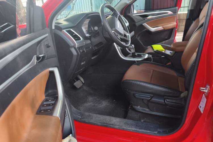 Used SAIC MAXUS T70 2021 2.0T Diesel Automatic Two-Wheel Drive Elite Version with Long Bed and High Ground Clearance Driver Seat