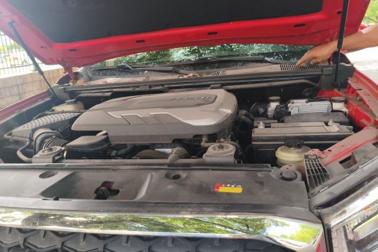 Used SAIC MAXUS T70 2021 2.0T Diesel Automatic Two-Wheel Drive Elite Version with Long Bed and High Ground Clearance Engine Bay