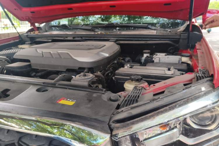 Used SAIC MAXUS T70 2021 2.0T Diesel Automatic Two-Wheel Drive Elite Version with Long Bed and High Ground Clearance Engine Bay Left