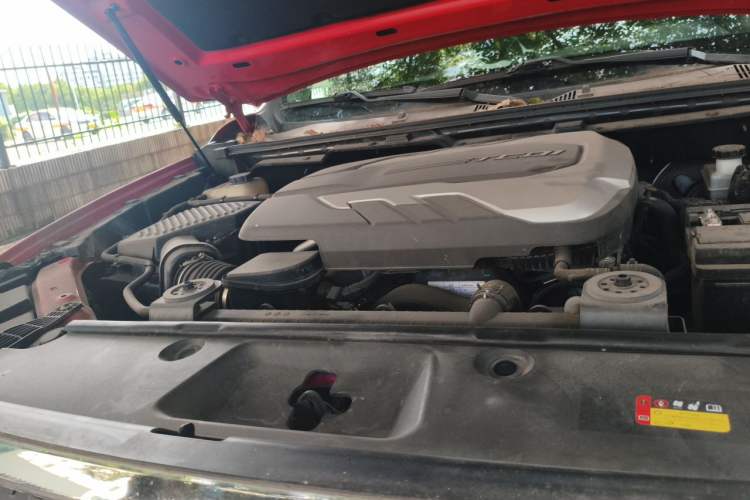 Used SAIC MAXUS T70 2021 2.0T Diesel Automatic Two-Wheel Drive Elite Version with Long Bed and High Ground Clearance Engine Bay Right