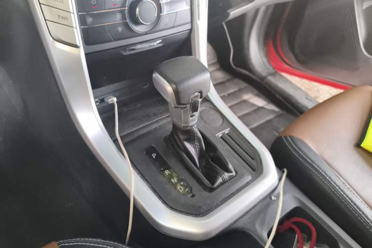 Used SAIC MAXUS T70 2021 2.0T Diesel Automatic Two-Wheel Drive Elite Version with Long Bed and High Ground Clearance Gear Lever