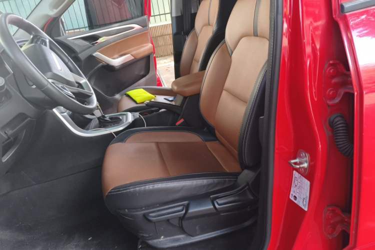 Used SAIC MAXUS T70 2021 2.0T Diesel Automatic Two-Wheel Drive Elite Version with Long Bed and High Ground Clearance Left Front Seat