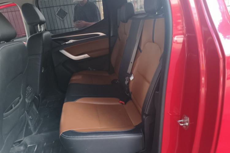 Used SAIC MAXUS T70 2021 2.0T Diesel Automatic Two-Wheel Drive Elite Version with Long Bed and High Ground Clearance Left Rear Seat