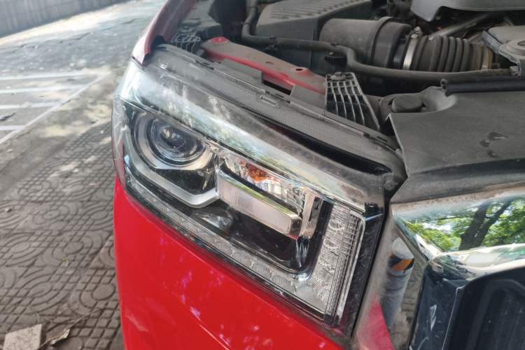 Used SAIC MAXUS T70 2021 2.0T Diesel Automatic Two-Wheel Drive Elite Version with Long Bed and High Ground Clearance Right Front Headlight