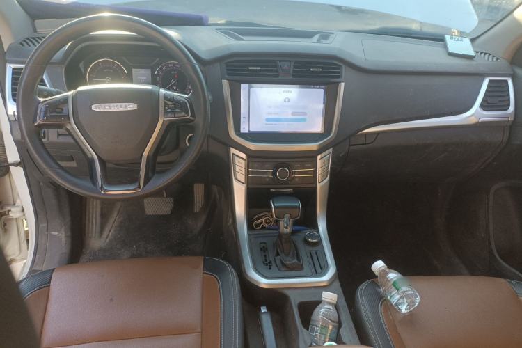 Used SAIC MAXUS T70 2021 2.0T Diesel Automatic 4x4 Elite Version with Long Bed and High Ground Clearance Center Console