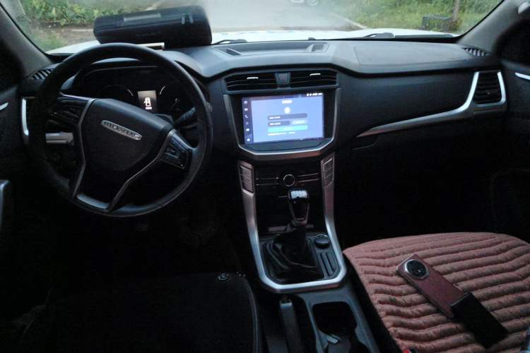 Used SAIC MAXUS T70 2021 2.0T Diesel Manual 4x4 Touring Version with Long Bed and High Ground Clearance Center Console