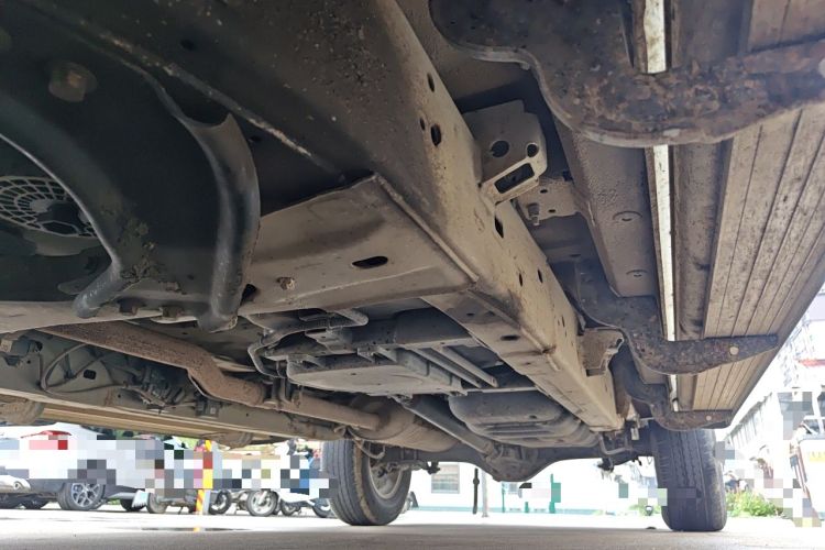 Used SAIC MAXUS T70 2021 2.0T Diesel Manual Two-Wheel Drive Entry-Level Version with Long Bed and High Ground Clearance Chassis Front Left