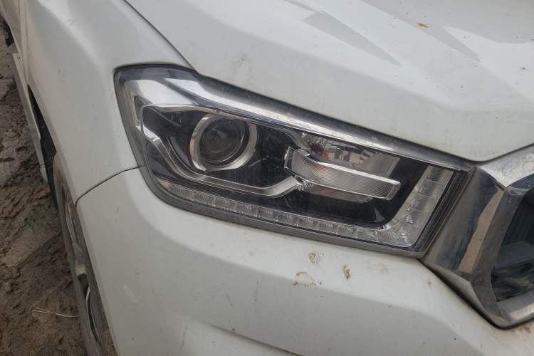 Used SAIC MAXUS T70 2021 2.0T Diesel Manual Two-Wheel-Drive Elite Version with Long Bed and High Ground Clearance Exterior 3