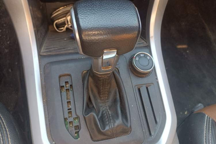 Used SAIC MAXUS T70 2021 2.0T Diesel Automatic 4x4 Elite Version with Long Bed and High Ground Clearance Gear Lever