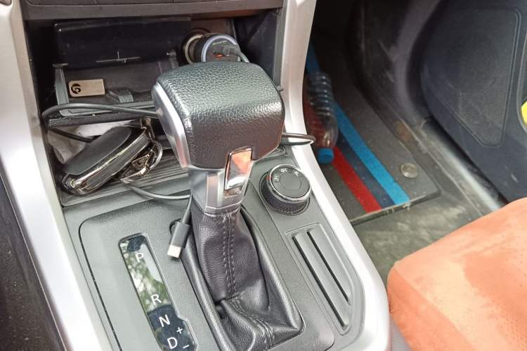 Used SAIC MAXUS T70 2021 2.0T Diesel Automatic 4x4 Elite Version with Long Bed and High Ground Clearance Gear Lever