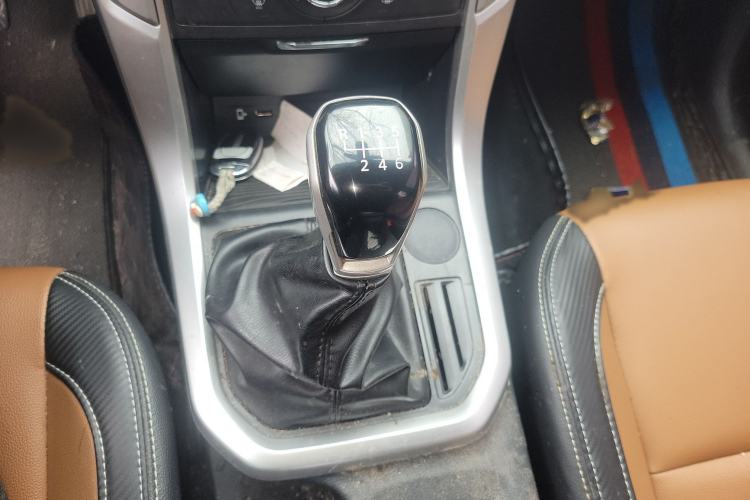 Used SAIC MAXUS T70 2021 2.0T Diesel Manual Two-Wheel-Drive Elite Version with Long Bed and High Ground Clearance Gear Lever