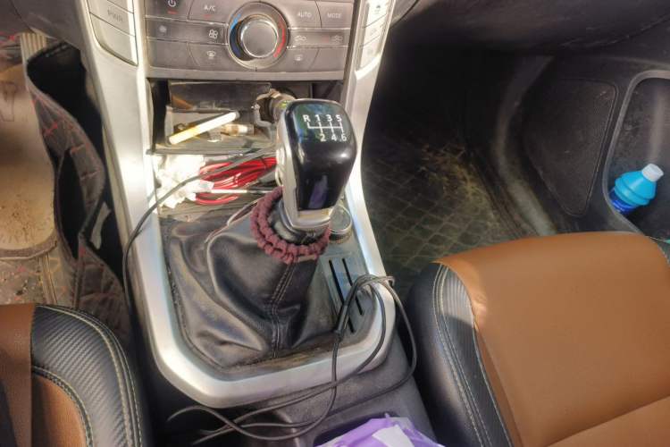 Used SAIC MAXUS T70 2021 2.0T Diesel Automatic 4x4 Advanced Version with Long Bed and High Ground Clearance Gear Lever