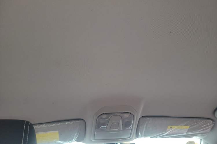 Used SAIC MAXUS T70 2021 2.0T Diesel Manual Two-Wheel-Drive Elite Version with Long Bed and High Ground Clearance Headliner