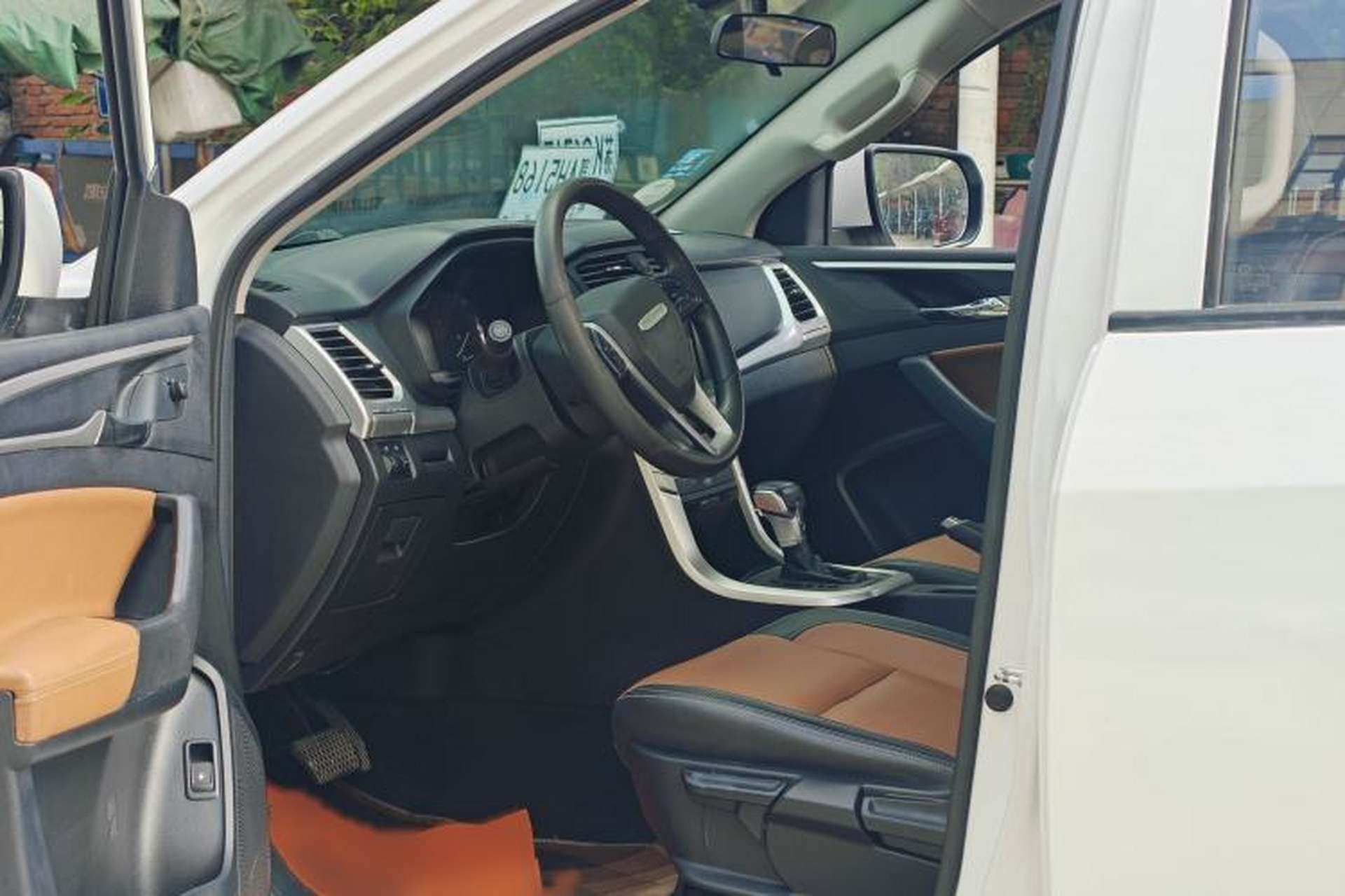 Used SAIC MAXUS T70 2021 2.0T Diesel Automatic 4x4 Elite Version with Long Bed and High Ground Clearance Interior 2