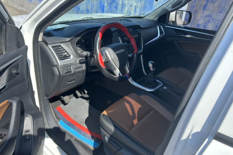 Used SAIC MAXUS T70 2021 2.0T Diesel Manual Two-Wheel-Drive Elite Version with Long Bed and High Ground Clearance Interior 2