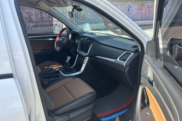 Used SAIC MAXUS T70 2021 2.0T Diesel Manual Two-Wheel-Drive Elite Version with Long Bed and High Ground Clearance Interior 4
