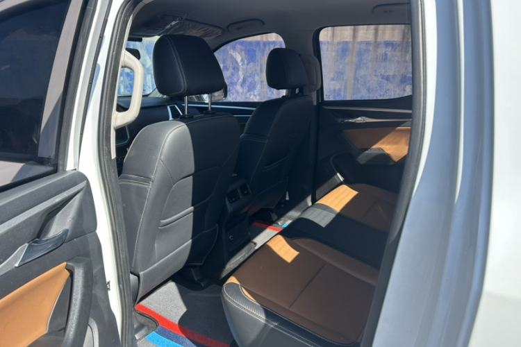 Used SAIC MAXUS T70 2021 2.0T Diesel Manual Two-Wheel-Drive Elite Version with Long Bed and High Ground Clearance Interior 5