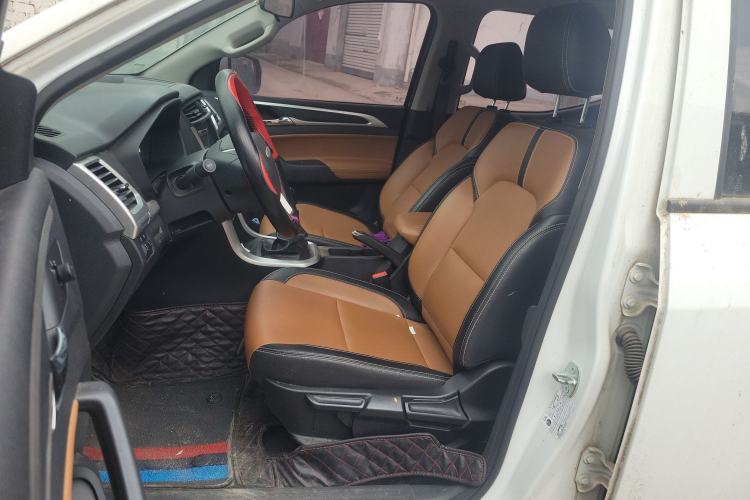 Used SAIC MAXUS T70 2021 2.0T Diesel Manual Two-Wheel-Drive Elite Version with Long Bed and High Ground Clearance Left Front Seat