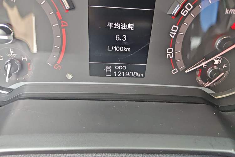 Used SAIC MAXUS T70 2021 2.0T Diesel Manual Two-Wheel Drive Entry-Level Version with Long Bed and High Ground Clearance Odometer Close Up