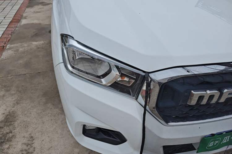 Used SAIC MAXUS T70 2021 2.0T Diesel Manual Two-Wheel Drive Entry-Level Version with Long Bed and High Ground Clearance Right Front Headlight