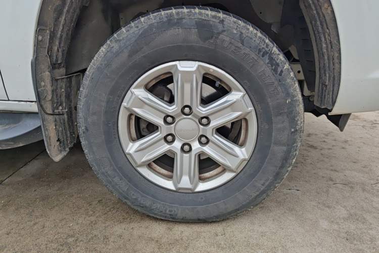 Used SAIC MAXUS T70 2021 2.0T Diesel Manual Two-Wheel Drive Entry-Level Version with Long Bed and High Ground Clearance Right Front Wheel Hub
