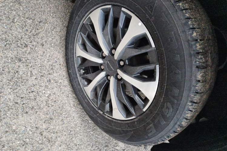 Used SAIC MAXUS T70 2021 2.0T Diesel Manual 4x4 Touring Version with Long Bed and High Ground Clearance Right Front Wheel Hub