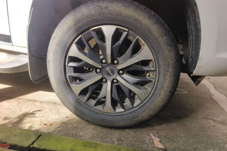 Used SAIC MAXUS T70 2021 2.0T Diesel Automatic 4x4 Advanced Version with Long Bed and High Ground Clearance Right Front Wheel Hub
