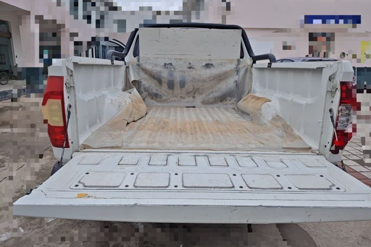 Used SAIC MAXUS T70 2021 2.0T Diesel Manual Two-Wheel Drive Entry-Level Version with Long Bed and High Ground Clearance Trunk