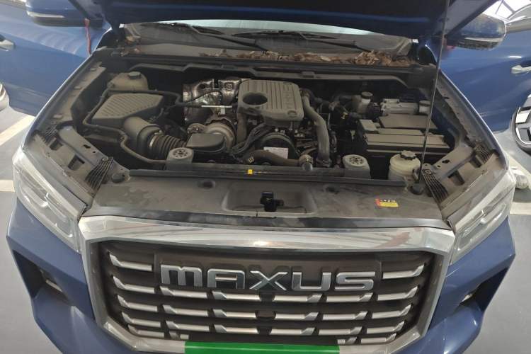 Used SAIC MAXUS T70 2022 2.0T Manual Diesel Two-Wheel Drive 5th Anniversary Edition Elite Version with Long Bed and Flat Floor Engine Bay